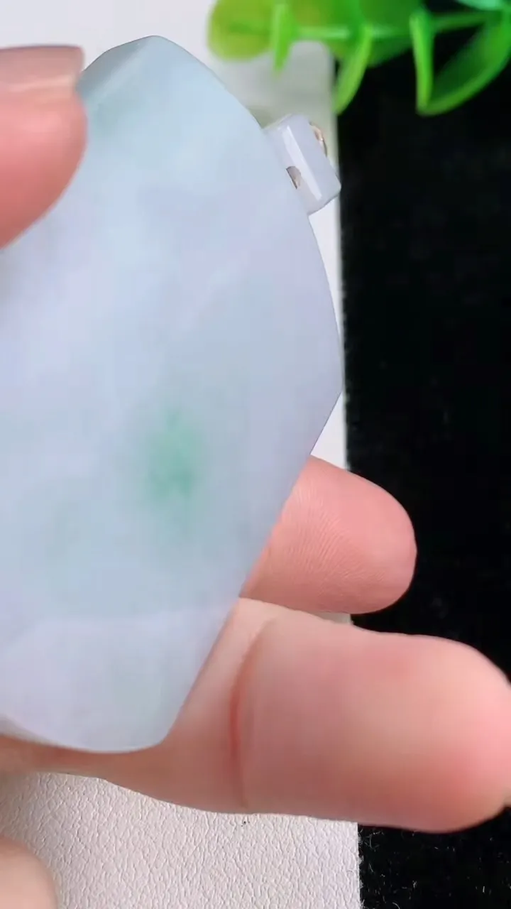 天然A货翡翠无事牌吊坠，尺寸54.7-40-6.6，重量:43.90g
11月23日