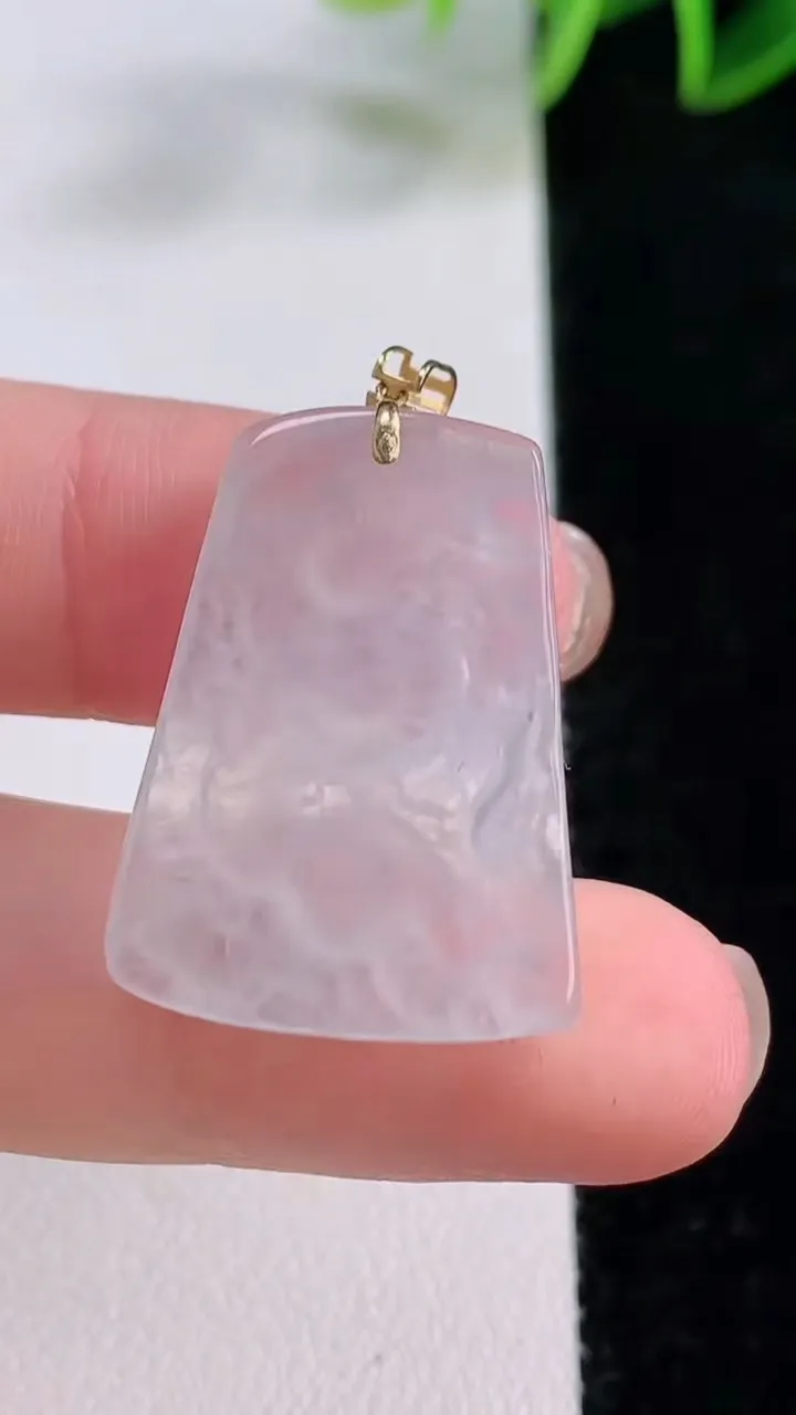 天然A货翡翠种白冰龙牌吊坠，尺寸27.3-19-4.4，重量:5g
11月23日