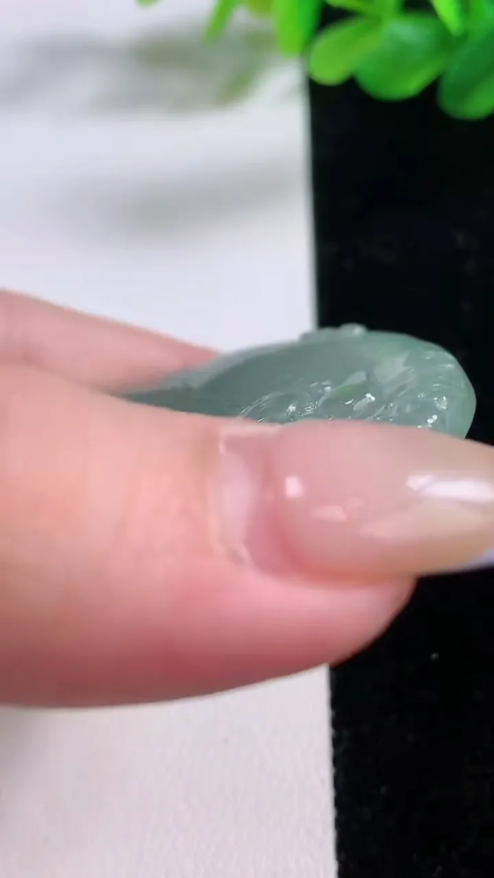 天然A货翡翠一念之间吊坠，尺寸50-4.8，重:23.95g
11月23日