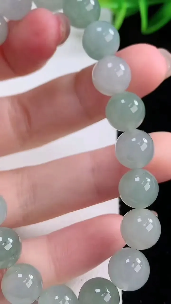 天然A货翡翠圆珠手串，尺寸9.3-20颗，重量:29.46g11月23日
工厂直销收藏佳品,种好水足，色泽均匀，有种有色，上手高大气！