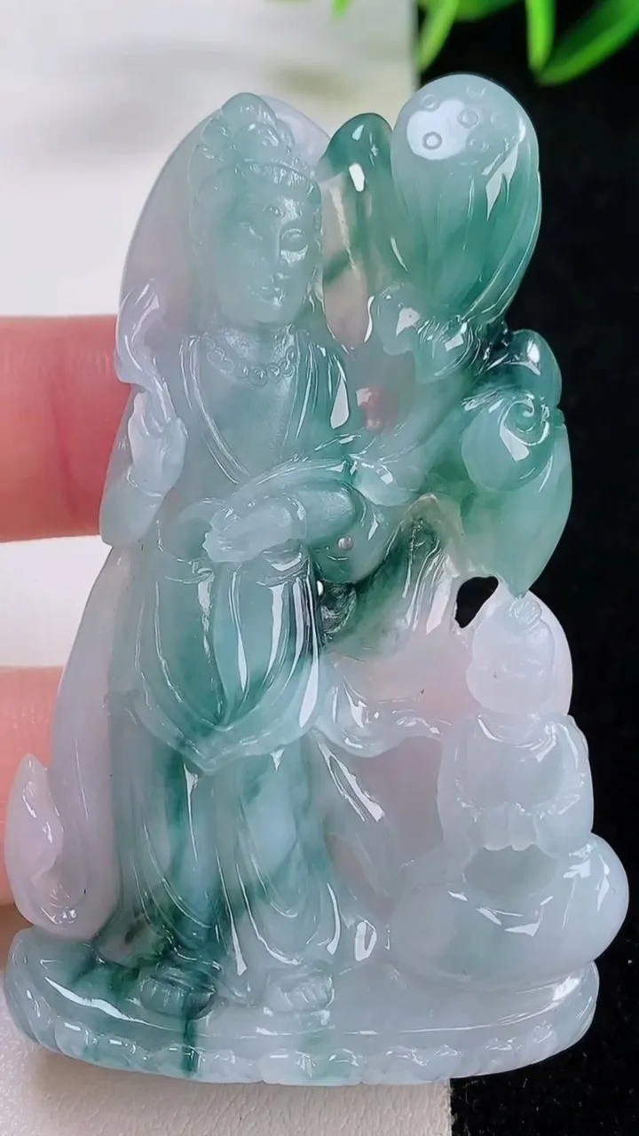 天然A货翡翠冰种飘花大势至菩萨吊坠，尺寸64-39.3-10.2，重量:38.83g
11月24日