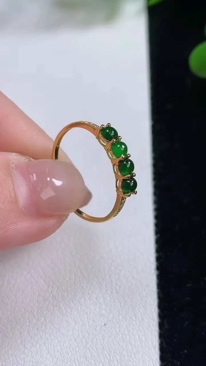 天然A货翡翠蛋面戒指，尺寸17.5-2.6-2.8，重:0.94g2025年11月24日
工厂直销收藏佳品,种好水足，色泽均匀，有种有色，上手高大气！