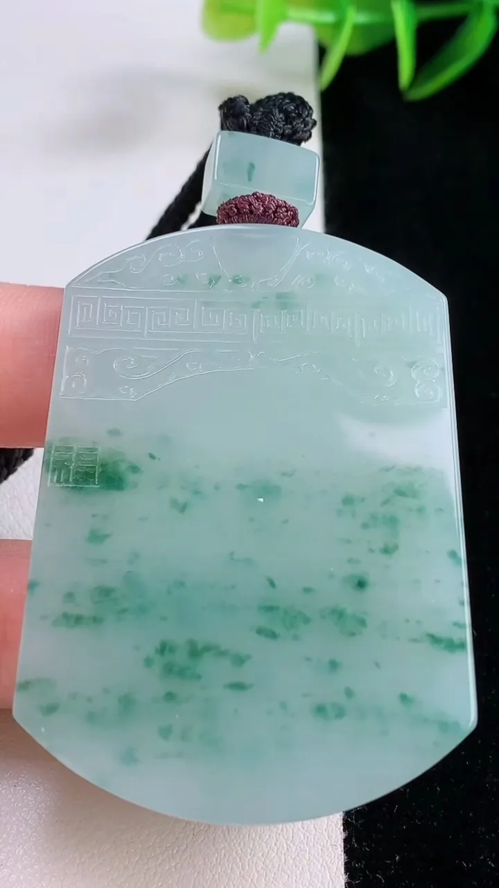 天然A货翡翠冰种飘花仿古无事牌吊坠，尺寸54-39.5-5.7，重量:40.63g
11月24日