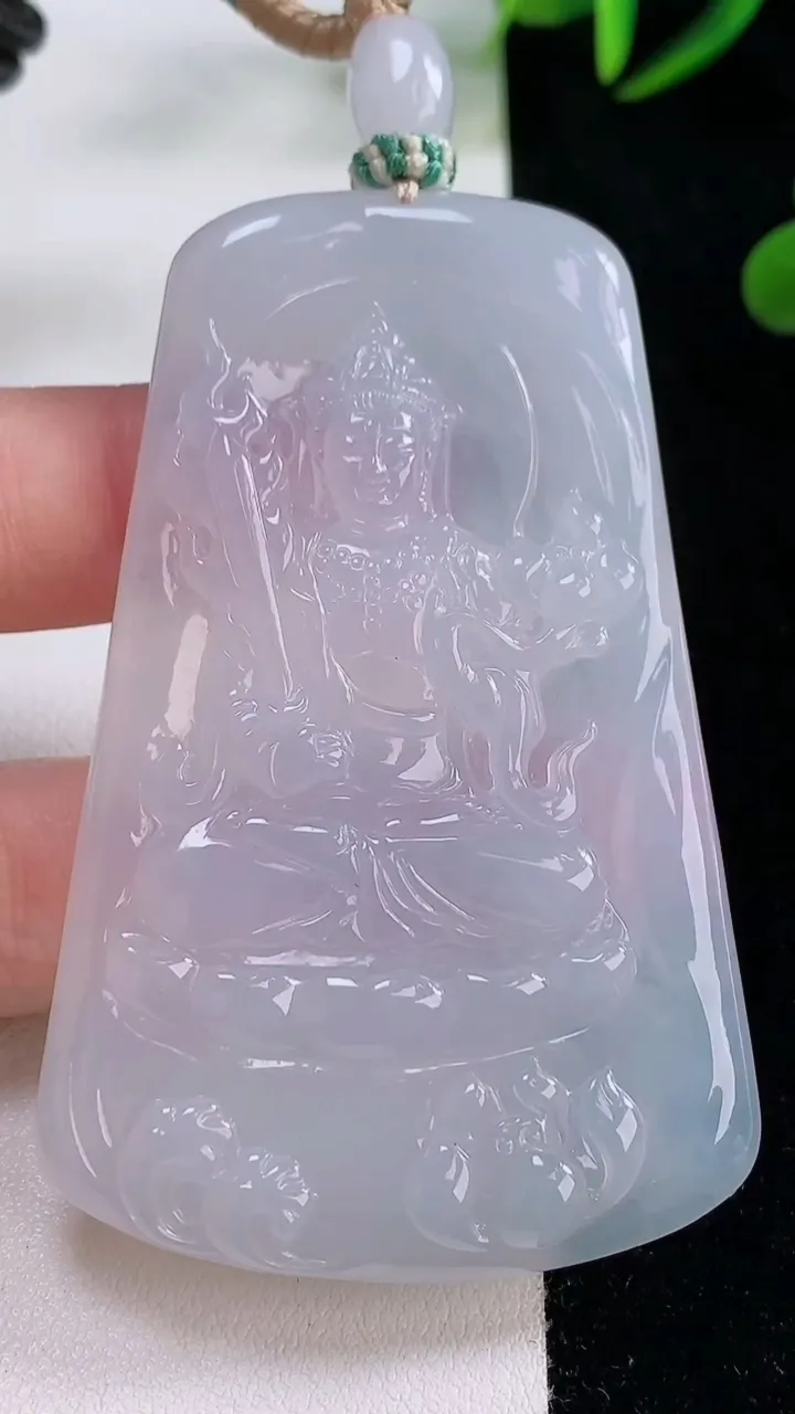 天然A货翡翠种白冰虚空藏菩萨吊坠，尺寸67.8-43-5.5，重量:41.32g
11月24日