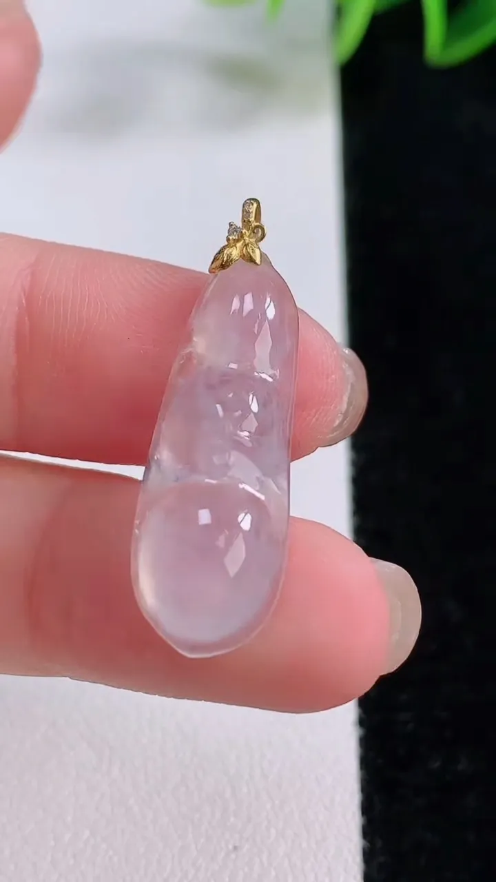 天然A货翡翠种白冰福豆吊坠，尺寸26.8-10-5.3，重量:2.43g
11月24日