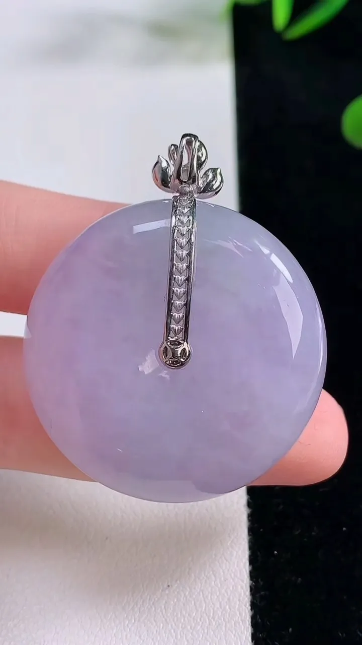 天然A货翡翠18K金紫罗兰平安扣吊坠，尺寸34.6-11.2，重量:30.54g
11月24日