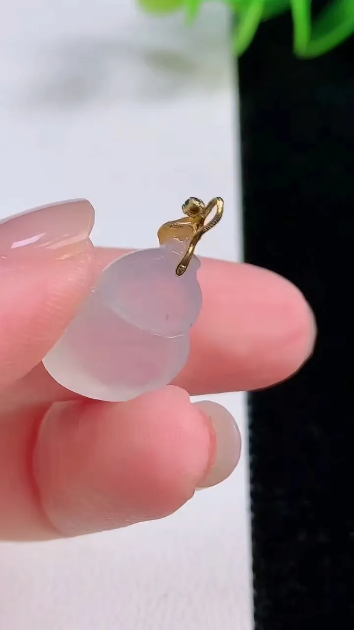 天然A货翡翠种白冰葫芦吊坠，尺寸17.2-14.7-5.6，重量:2.58g
11月24日