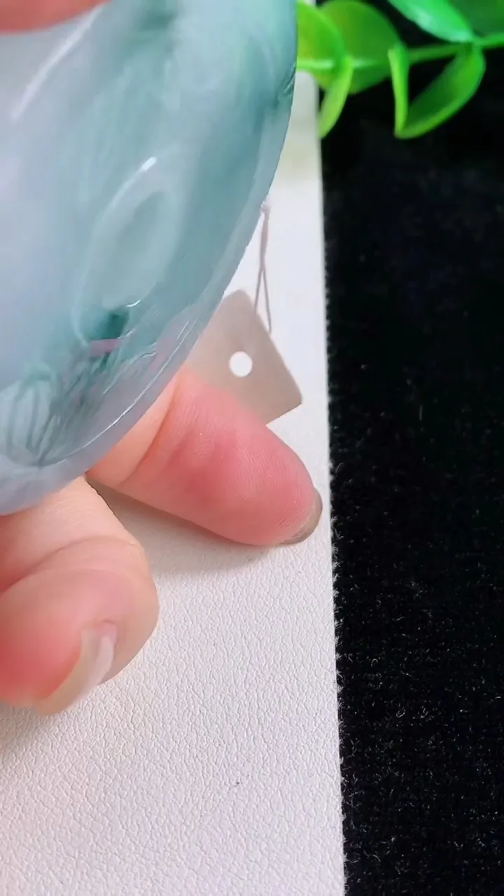 天然A货翡翠冰种飘花生肖羊吊坠，尺寸56-13.5，重量:86.07g
11月24日