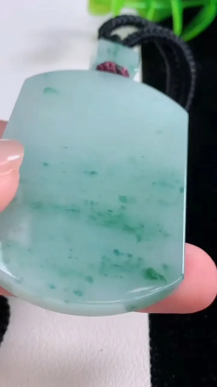 天然A货翡翠冰种飘花仿古无事牌吊坠，尺寸54-39.5-5.7，重量:40.63g
11月24日