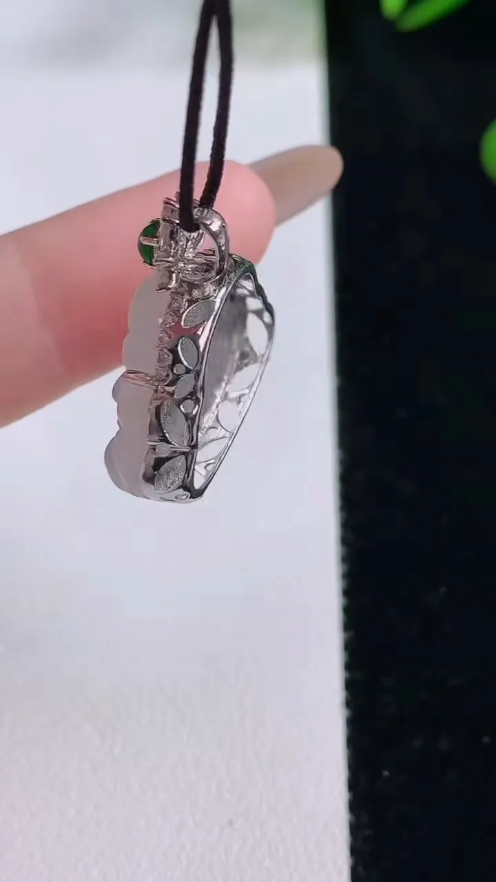 天然A货翡翠种白冰佛公吊坠，尺寸21.3-14.3-20-7.2，重量:3.92g
11月24日