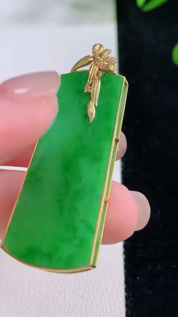 天然A货翡翠无事牌吊坠，尺寸42.3-19.6-2.8，重量:7.65g
11月24日