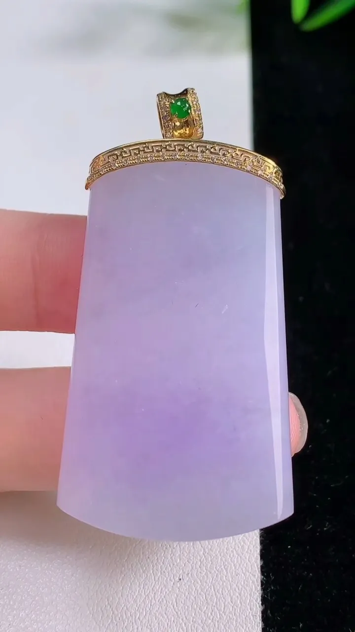 天然A货翡翠18K金紫罗兰无事牌吊坠，尺寸47.2-26.9-5.6，重量:21.36g
11月24日