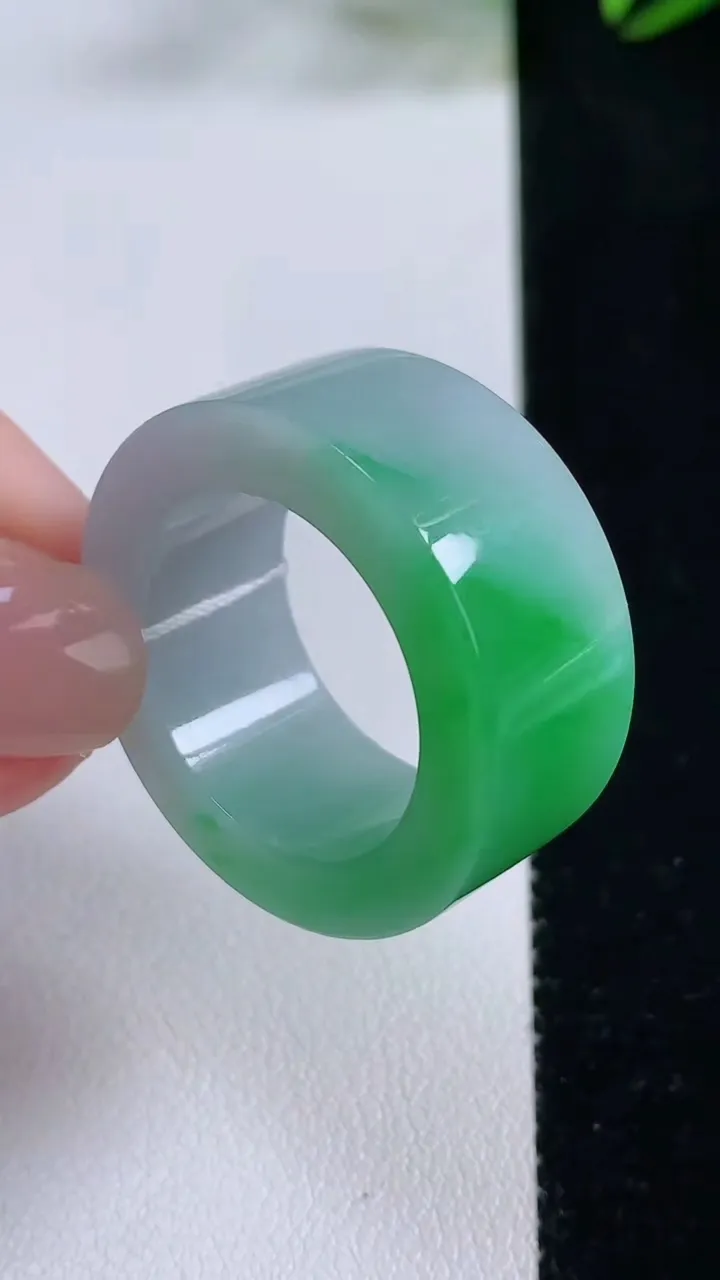 天然A货翡翠指环扳指，尺寸21.6-12.2-4.6，重量:17.48g2025年11月24日
工厂