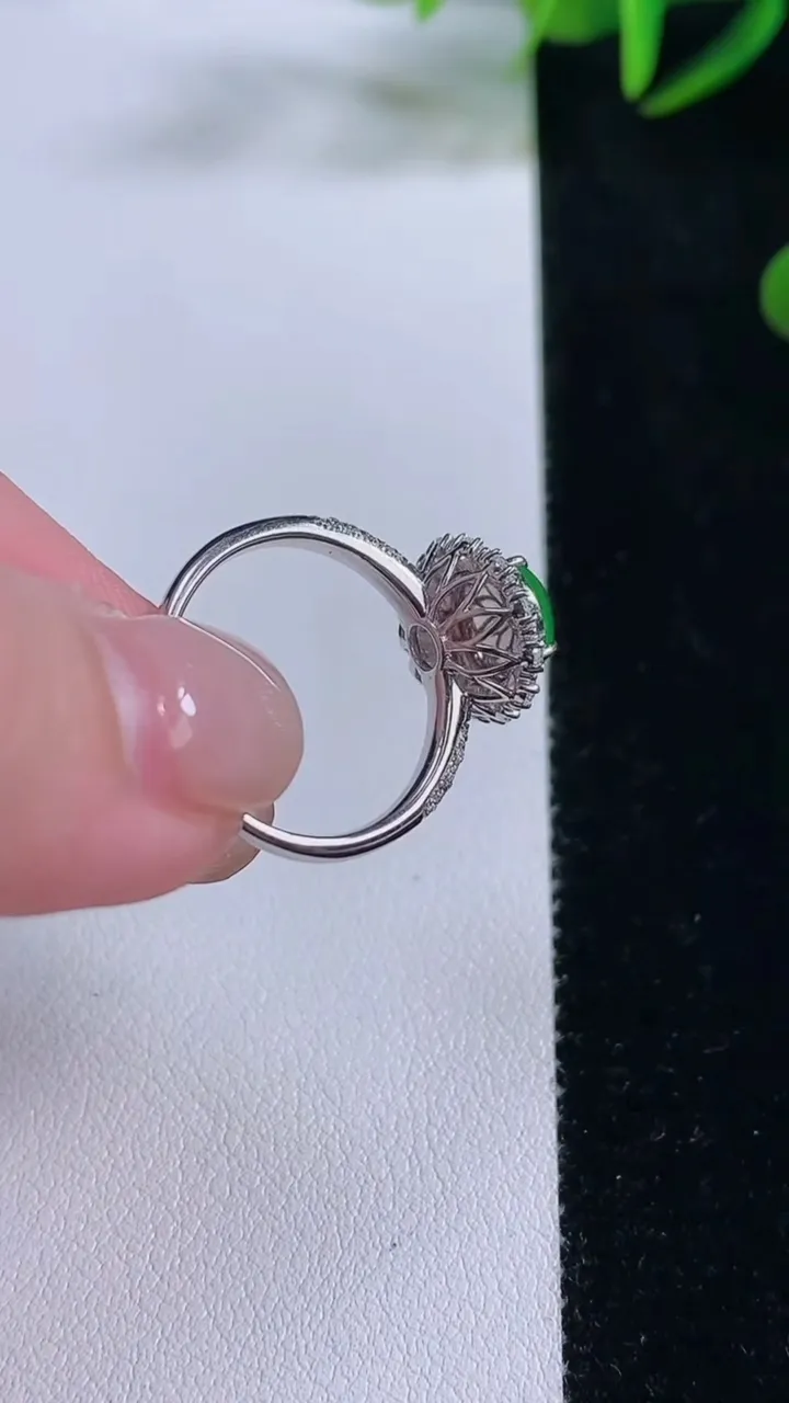 天然A货翡翠蛋面戒指，尺寸17.7-8.1-7.3-8.6，重量:3.48g2025年11月24日
工厂直销收藏佳品,种好水足，色泽均匀，有种有色，上手高大气！