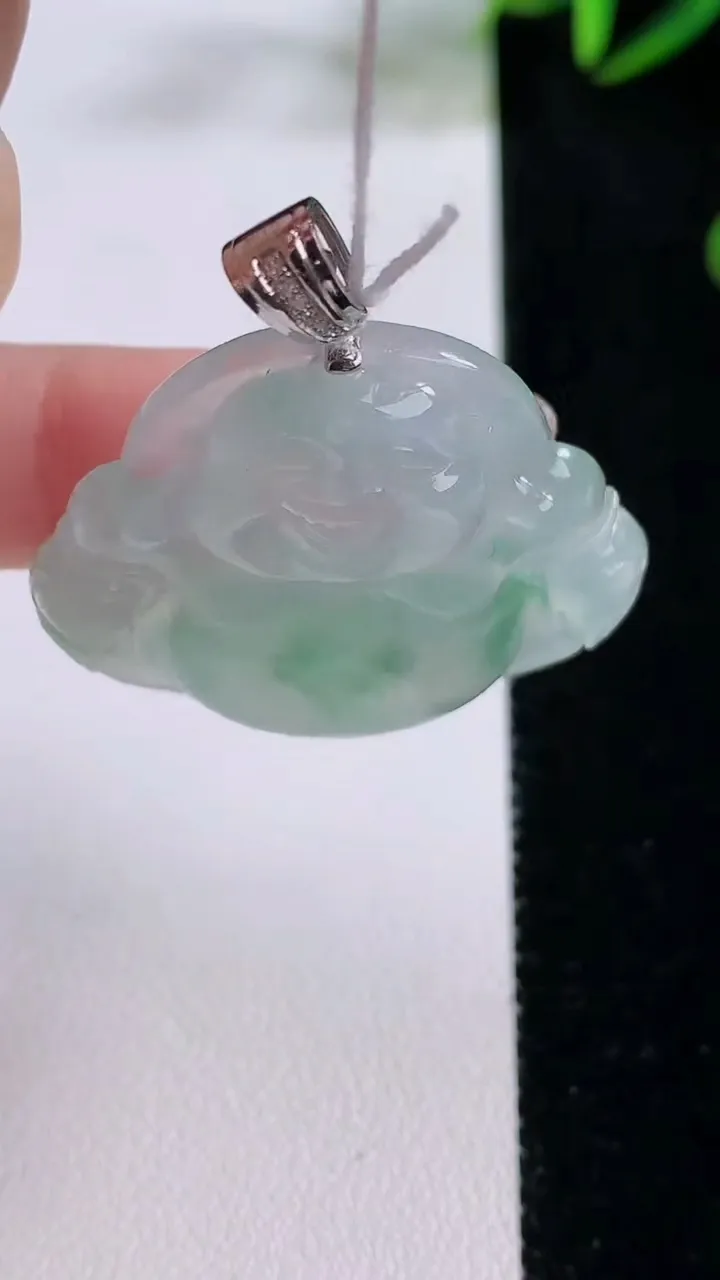 天然A货翡翠种飘花佛公吊坠，尺寸33.3-36.5-6.9，重量:13.23g
11月24日