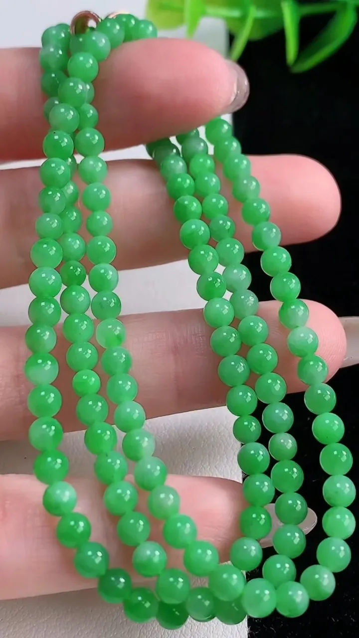 天然A货翡翠小米珠项链，尺寸3.4-140颗，重量:16.55g11月24日
工厂直销收藏佳品,种好水足，色泽均匀，有种有色，上手高大气！