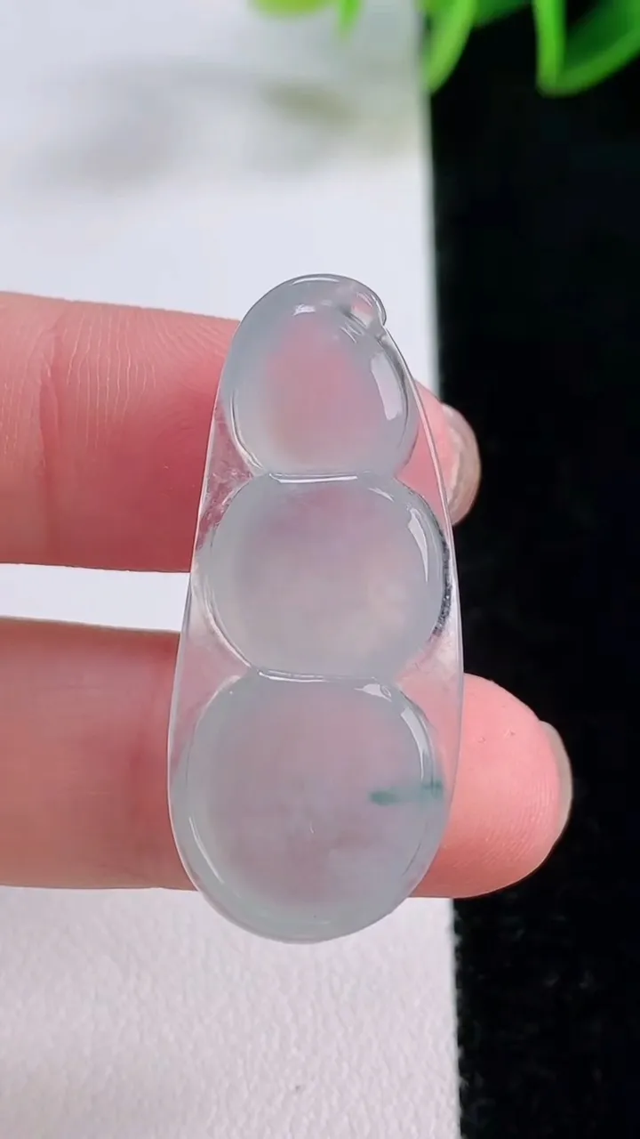 天然A货翡翠冰种飘花福豆吊坠，尺寸35.7-15.3-5.8，重量:5.51g
11月24日