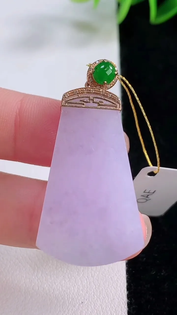 天然A货翡翠18K金紫罗兰无事牌吊坠，尺寸36-21.4-6.1，重量:12.14g
11月24日