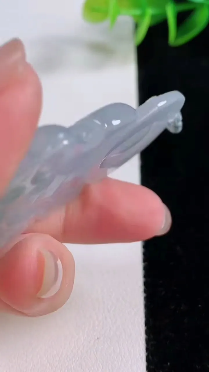 天然A货翡翠观音菩萨吊坠，尺寸54.2-38.8-5.6，重量:21.15g
11月24日