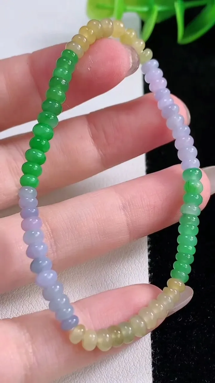 天然A货翡翠三彩算盘珠手串，尺寸4.3-2.6-66颗，重量:6.22g11月24日
工厂直销收藏佳品,种好水足，色泽均匀，有种有色，上手高大气！