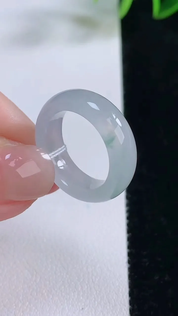 天然A货翡翠冰种飘花指环戒指，尺寸16-5.8-3.1，重量:4.22g2025年11月24日
工厂直销收藏佳品,种好水足，色泽均匀，有种有色，上手高大气！