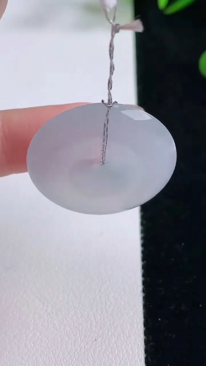 天然A货翡翠种白冰平安扣吊坠，尺寸29-6，重量:11.04g
11月24日