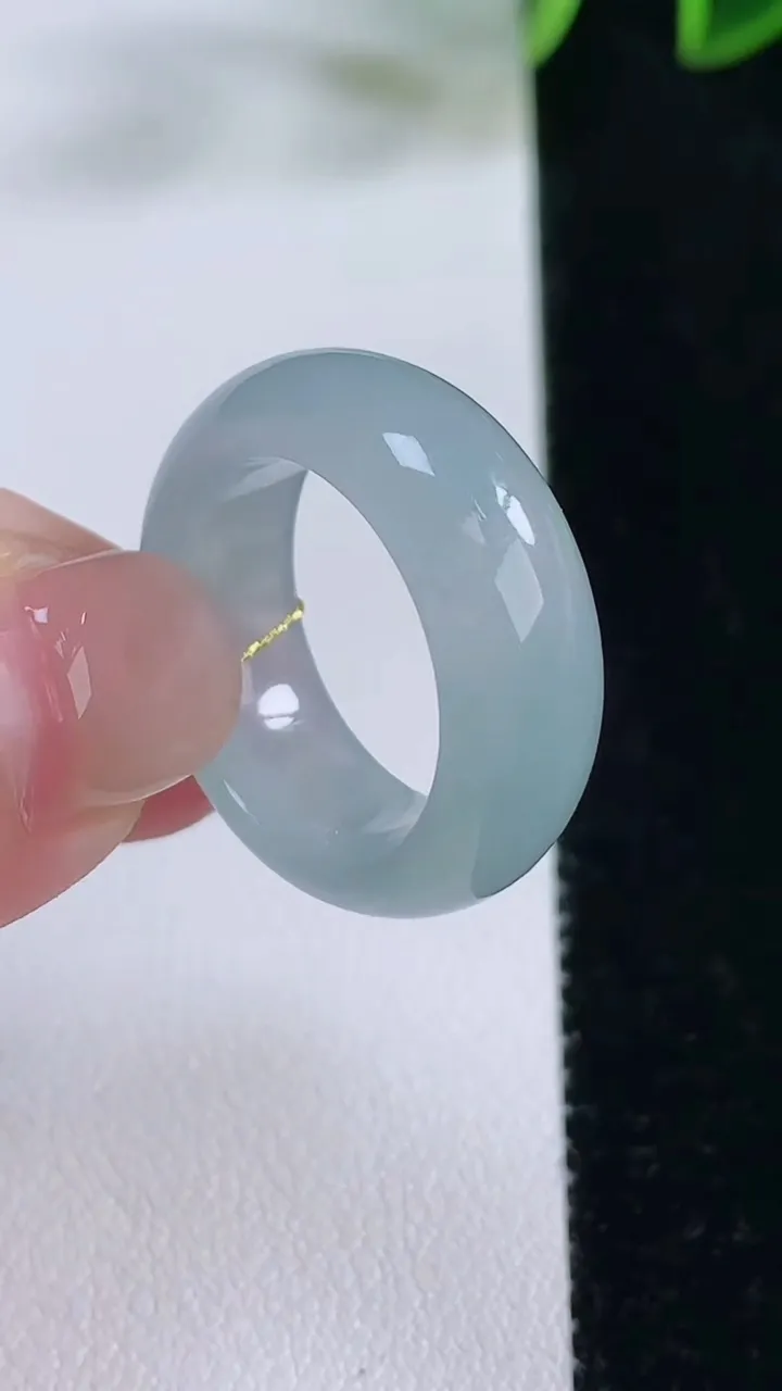 天然A货翡翠冰种飘花指环戒指，尺寸17.6-7.6-3.6，重量:6.41g2025年11月24日
工厂直销收藏佳品,种好水足，色泽均匀，有种有色，上手高大气！