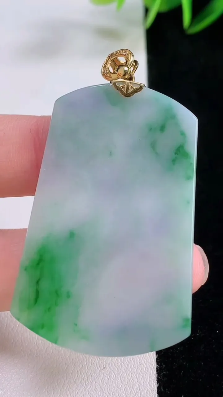 天然A货翡翠18K金春带彩紫罗兰无事牌吊坠，尺寸49-32-2.9，重量:13.15g
11月24日