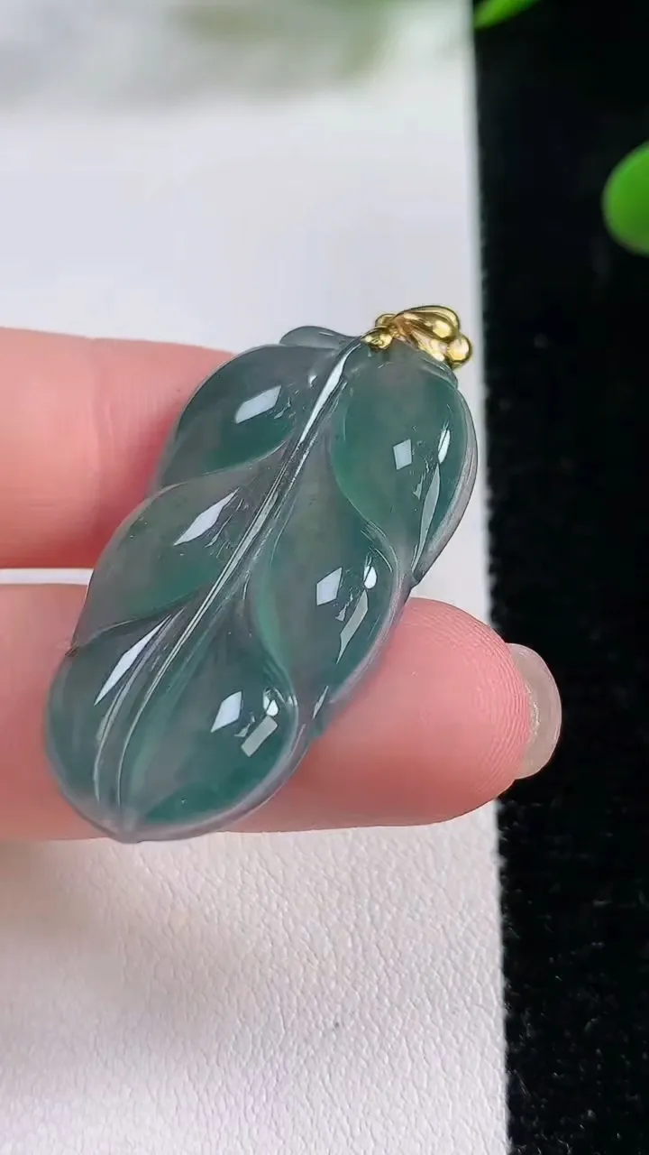 天然A货翡翠18K金蓝水金枝玉叶  叶子吊坠，尺寸35.4-19.3-4.3，重:5.98g
11月24日
