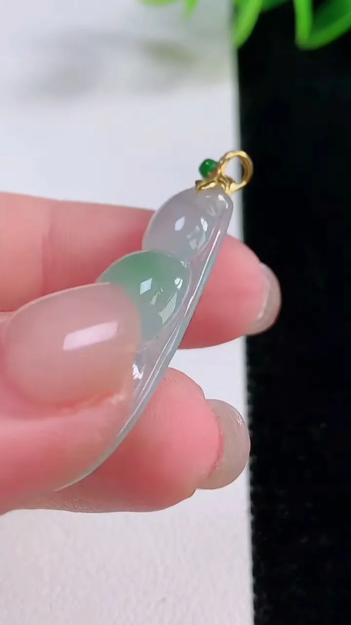 天然A货翡翠福豆吊坠，尺寸33.5-15-5.4，重量:4.92g
11月24日