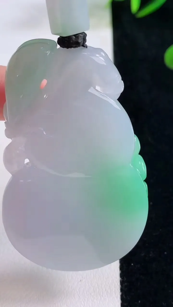 天然A货翡翠葫芦吊坠，尺寸58.7-34.6-10.2，重量:47.60g
11月24日