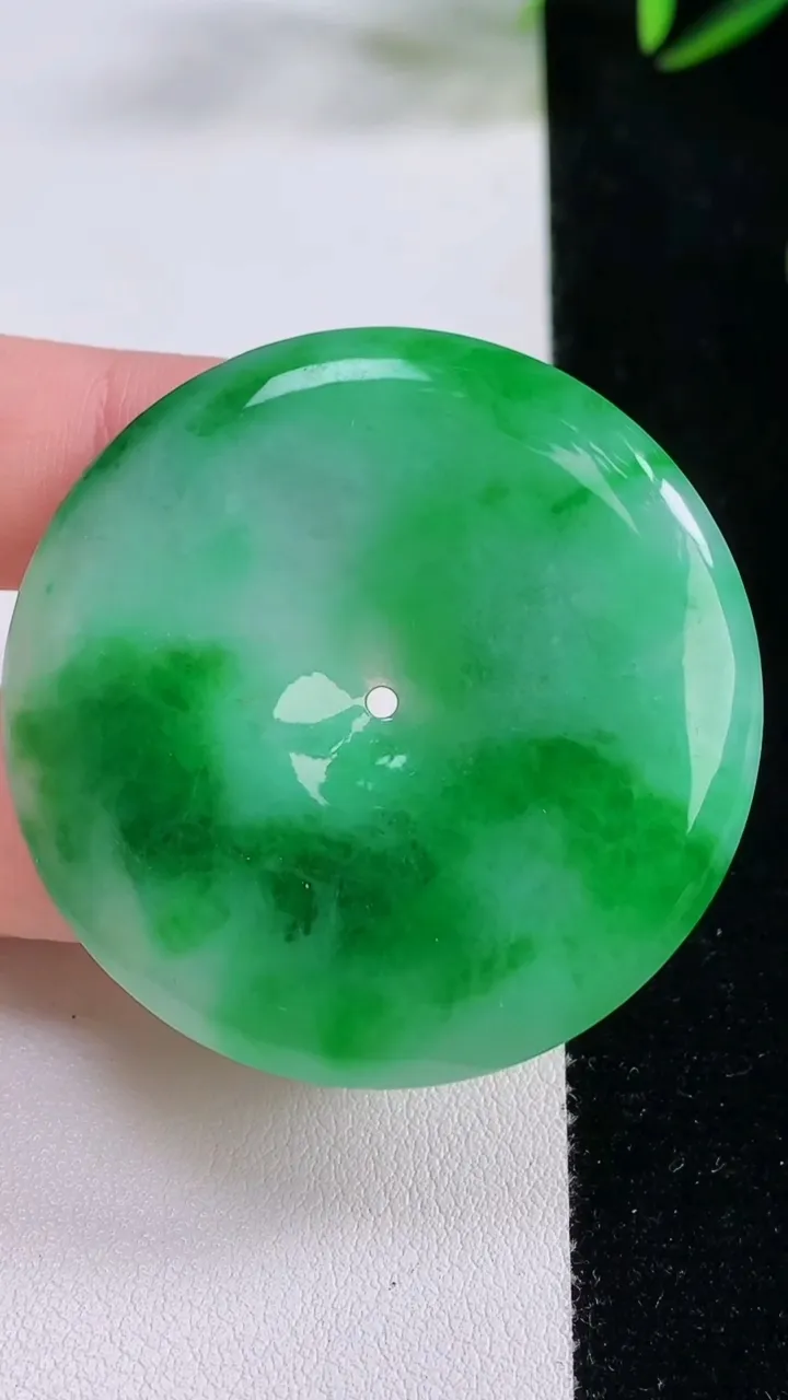 天然A货翡翠平安扣吊坠，尺寸44.5-6.2，重量:26.54g
11月24日