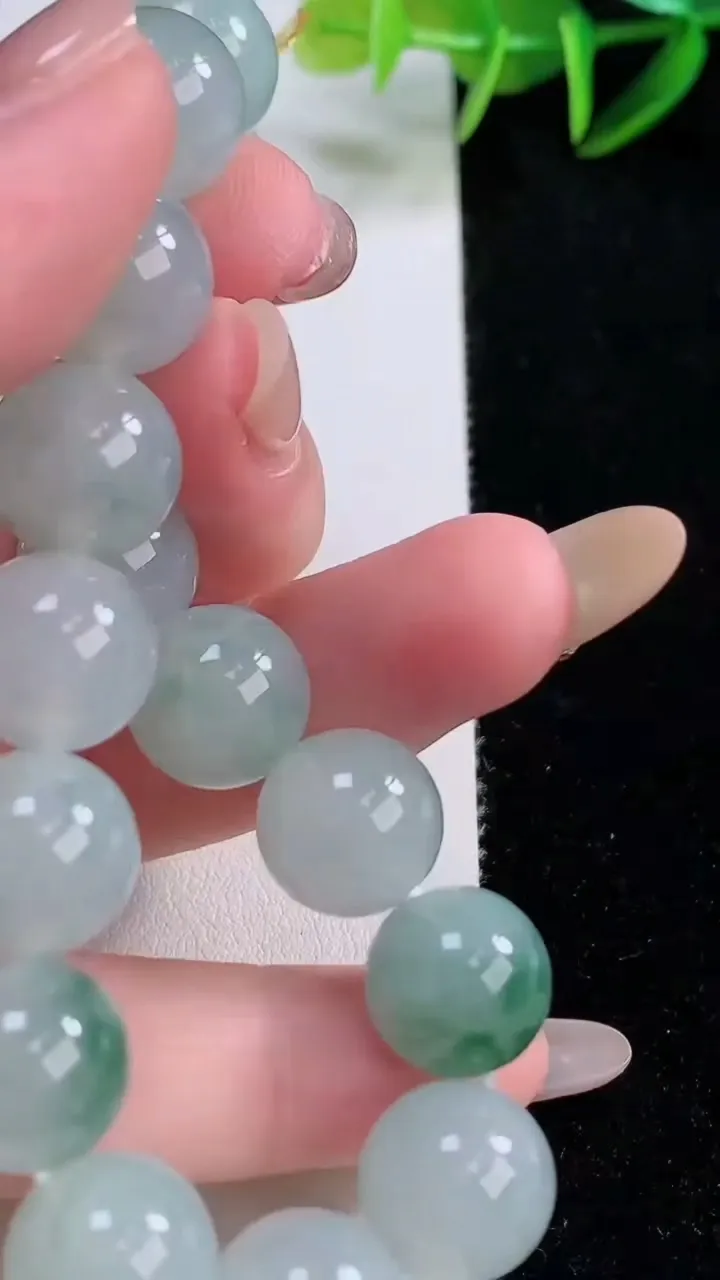 天然A货翡翠种飘花圆珠手串，尺寸12-17颗，重量:53.84g11月24日
工厂直销收藏佳品,种好水足，色泽均匀，有种有色，上手高大气！