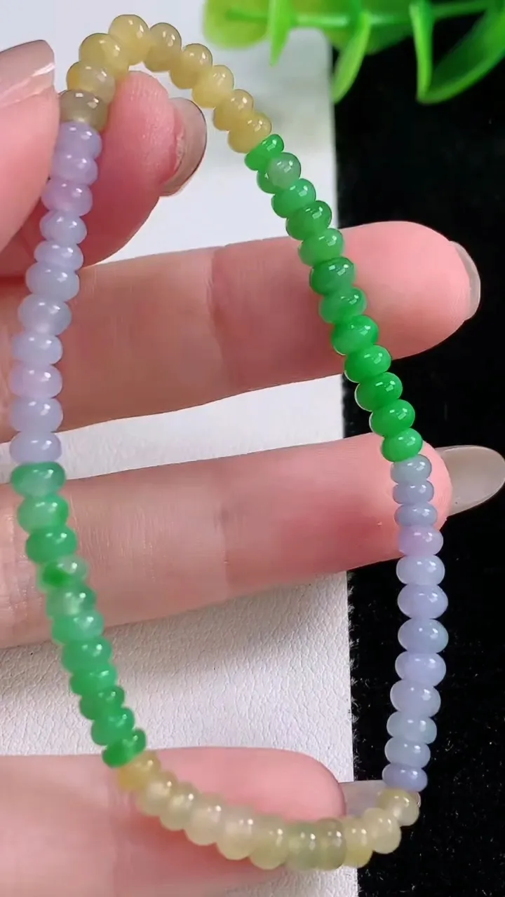 天然A货翡翠三彩算盘珠手串，尺寸4.3-2.6-66颗，重量:6.22g11月24日
工厂直销收藏佳品,种好水足，色泽均匀，有种有色，上手高大气！