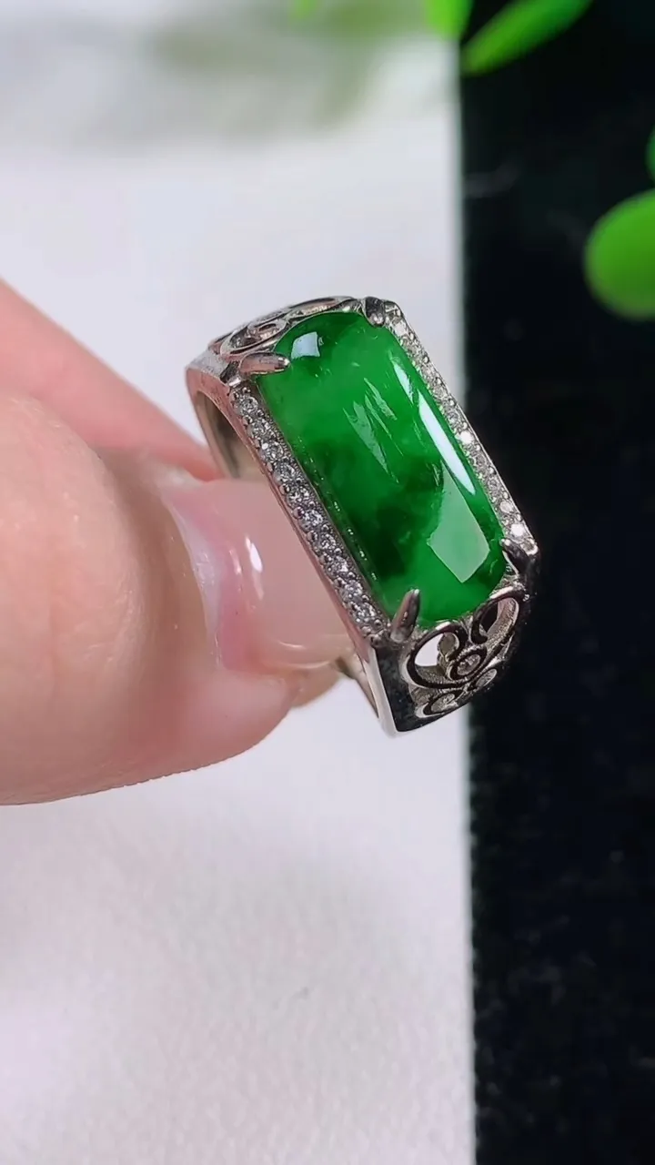 天然A货翡翠马鞍戒指，尺寸14.5-6.2，重:0.39g2025年11月24日
工厂直销收藏佳品,种好水足，色泽均匀，有种有色，上手高大气！