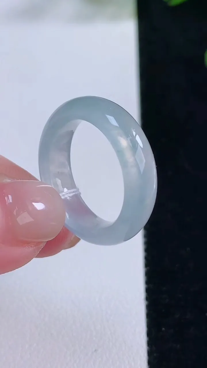 天然A货翡翠种飘花指环戒指，尺寸18-5.8-3.4，重量:4.53g2025年11月24日
工厂直销收藏佳品,种好水足，色泽均匀，有种有色，上手高大气！