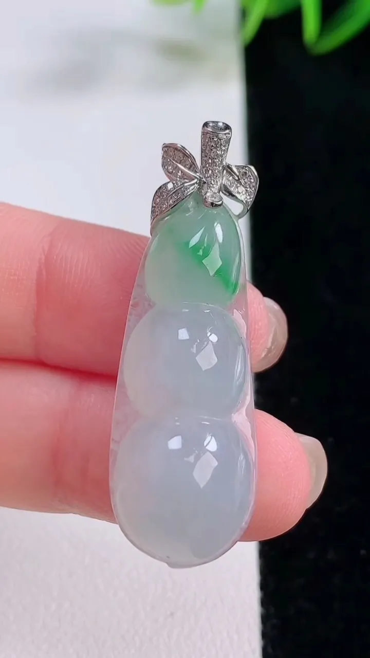天然A货翡翠福豆吊坠，尺寸34.6-13.7-8.4，重量:6.82g
11月24日