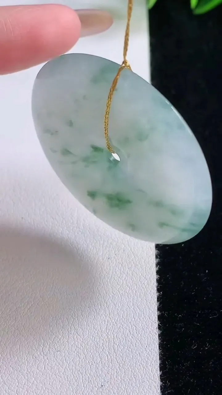 天然A货翡翠冰种飘花平安扣吊坠，尺寸41.7-5.9，重量:21.37g
11月24日