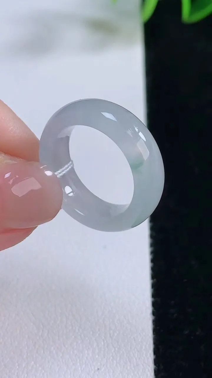 天然A货翡翠冰种飘花指环戒指，尺寸16-5.8-3.1，重量:4.22g2025年11月24日
工厂直销收藏佳品,种好水足，色泽均匀，有种有色，上手高大气！