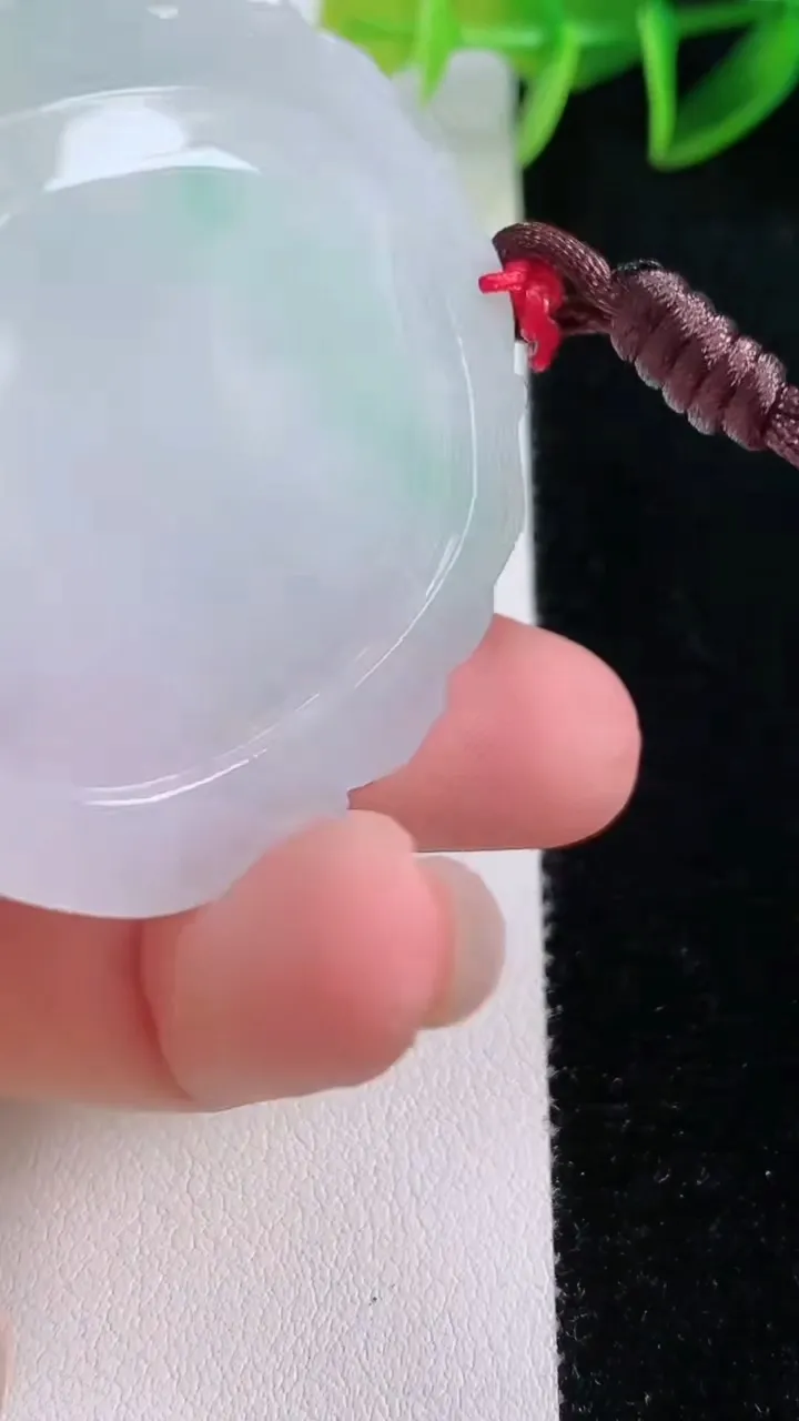 天然A货翡翠生肖猪吊坠，尺寸48.8-44-5.2，重量:22.34g
11月24日