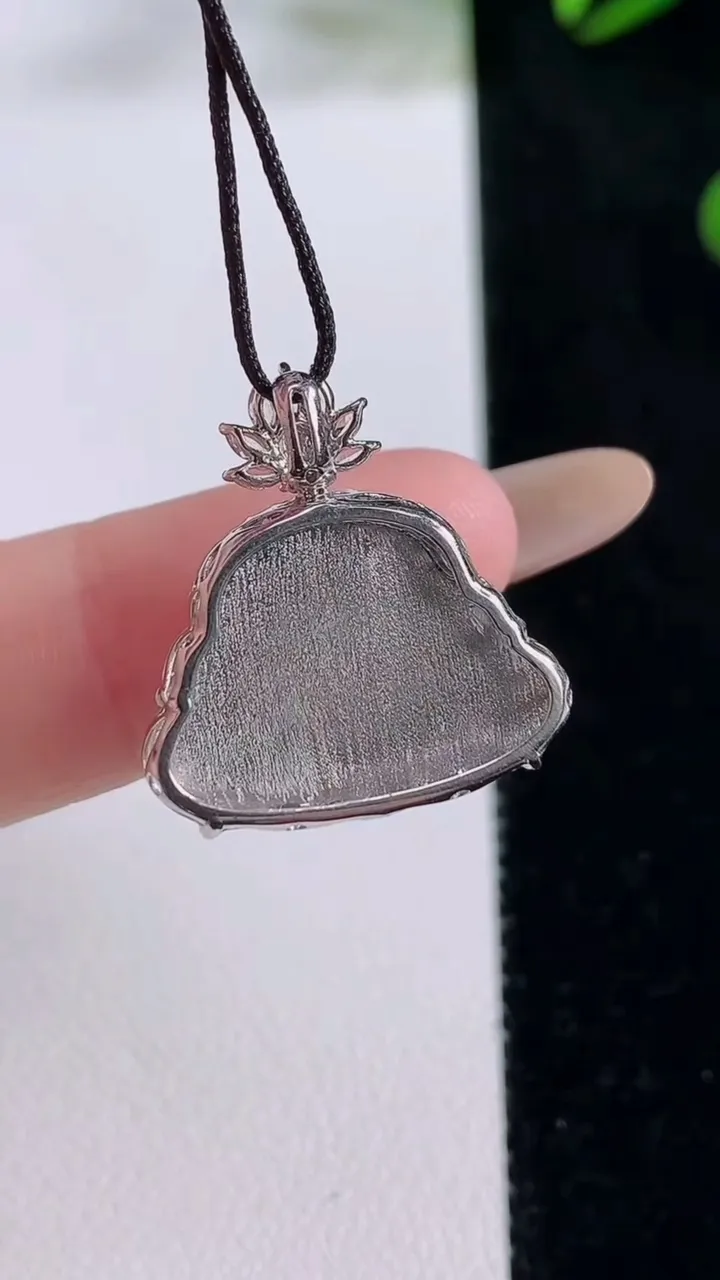 天然A货翡翠种白冰佛公吊坠，尺寸21.3-14.3-20-7.2，重量:3.92g
11月24日