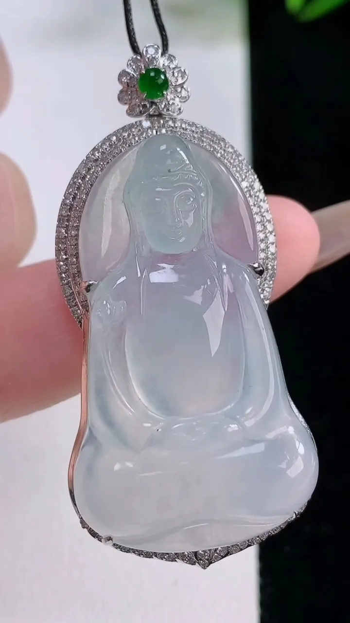 天然A货翡翠种白冰大势至菩萨吊坠，尺寸49.7-23.9-10.4，裸石38-22.2重量:12.20g
11月24日