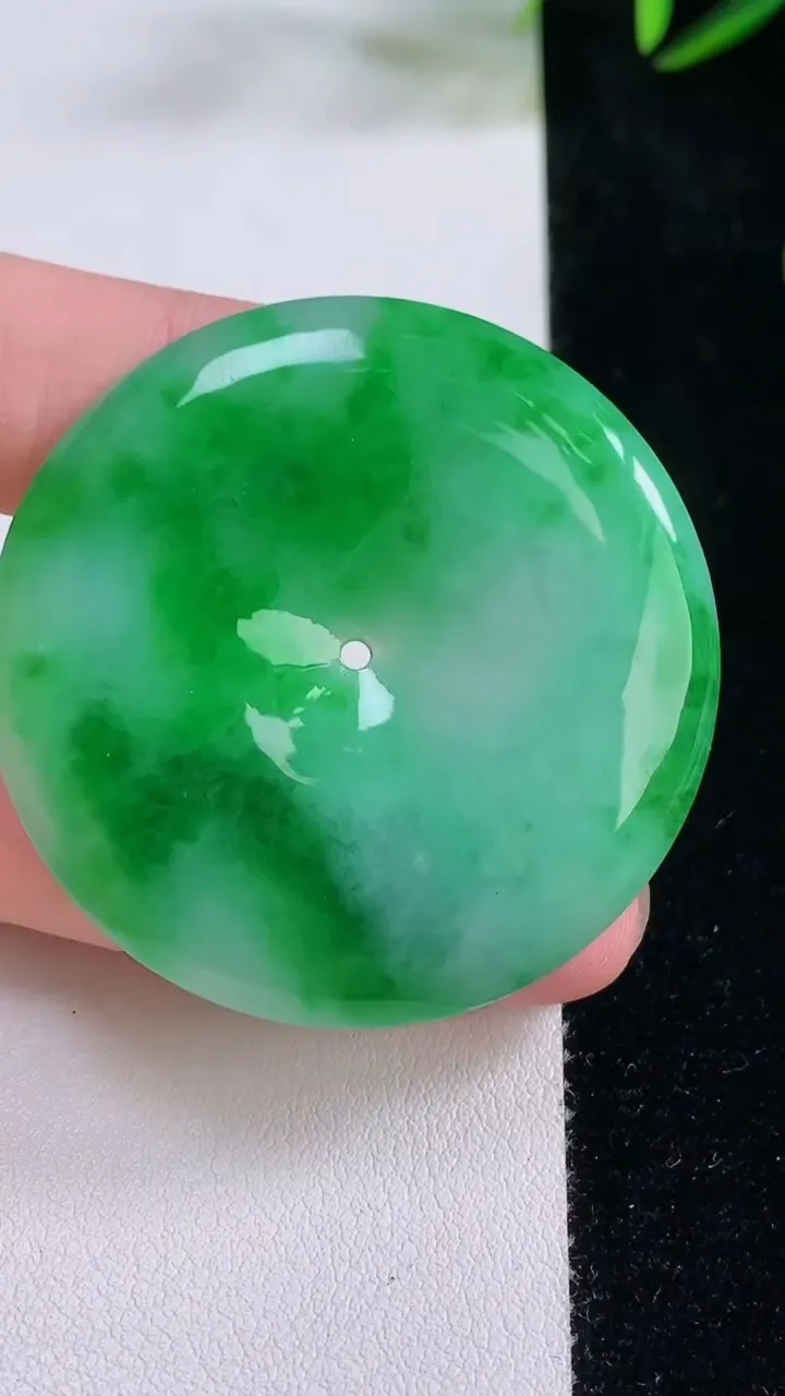 天然A货翡翠平安扣吊坠，尺寸44.5-6.2，重量:26.54g
11月24日