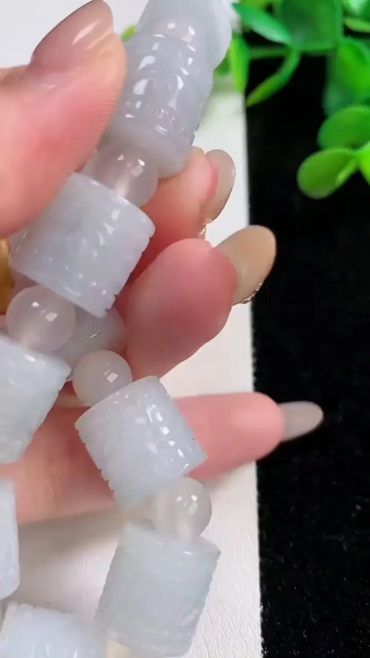 天然A货翡翠飘花路路通手串，尺寸13-13，重:62.37g11月24日
工厂直销收藏佳品,种好水足，色泽均匀，有种有色，上手高大气！