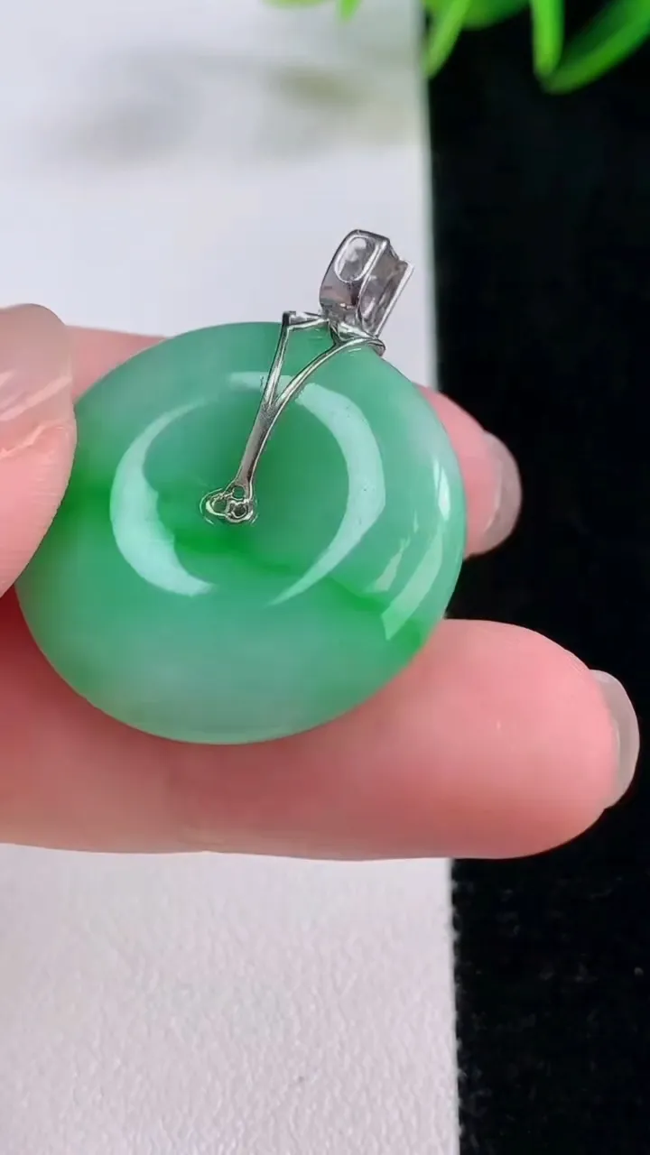 天然A货翡翠平安扣吊坠，尺寸26-6.4，重量:10.19g
11月24日