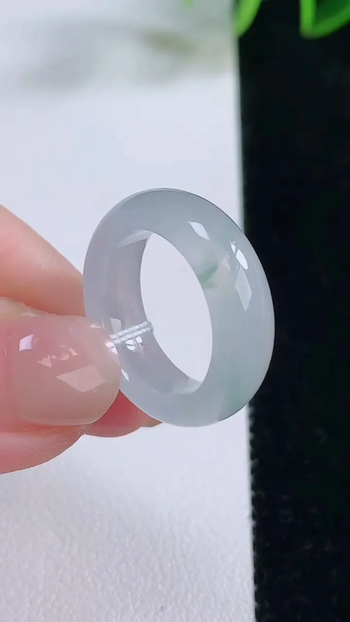 天然A货翡翠冰种飘花指环戒指，尺寸16-5.8-3.1，重量:4.22g2025年11月24日
工厂直销收藏佳品,种好水足，色泽均匀，有种有色，上手高大气！