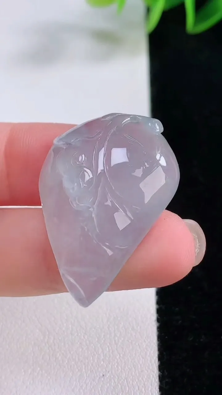 天然A货翡翠金枝玉叶 叶子吊坠，尺寸33.4-23.5-6.8，重量:8.30g
11月24日