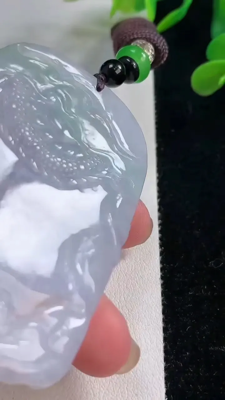 天然A货翡翠龙牌吊坠，尺寸63.2-47-10，重:60.96g
11月24日