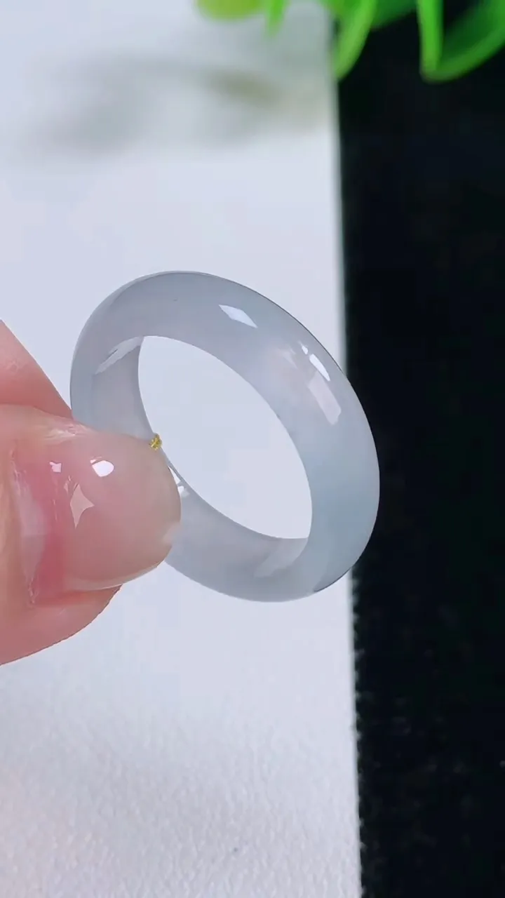 天然A货翡翠指环戒指，尺寸19.7-5.4-2.5，重量:3.67g2025年11月24日
工厂直销收藏佳品,种好水足，色泽均匀，有种有色，上手高大气！