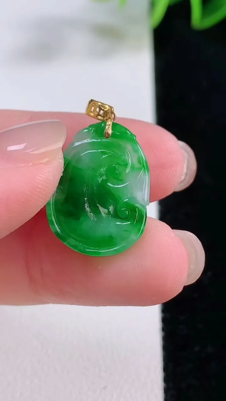 天然A货翡翠如意吊坠，尺寸19.7-14-4.2，重量:2.30g
11月24日